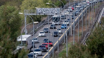 Atasco en la autovía A-3, 16 de abril de 2025, en Madrid (España). La Dirección General de Tráfico (DGT) ha puesto en marcha este miércoles 16 de abril la segunda fase de la Operación Especial de Tráfico con motivo de la Semana Santa. Hasta el lunes 21 de abril, se esperan 9 millones de desplazamientos de largo recorrido, lo que supone un 3,5% más que los registrados en la misma fase del año anterior. Esta segunda fase se caracteriza por aglutinar el mayor volumen de tráfico y por la simultaneidad de los viajes, que hacen de esta operación especial la más importante del año.
16 ABRIL 2025;SEMANA SANTA;VACACIONES;DESPLAZAMIENTOS
Alberto Ortega / Europa Press
16/04/2025