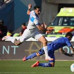 Fue la primera polémica del Clásico y la U reclamó, pero ni el VAR intervino