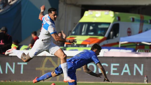 Fue la primera polémica del Clásico y la U reclamó, pero ni el VAR intervino