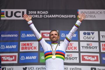 La temporada 2018 fue la temporada más prolífica de Alejandro Valverde en cuanto a triunfos, con un total de 14, incluida la joya de la corona: el Mundial de Innsbruck. En un esprint interminable en tierras austriacas, se impuso a Bardet y a Woods, logrando de esta forma la culminación de su carrera. Era su séptima medalla mundialista (nadie tiene tantas), pero la más perseguida. Al año siguiente, vestido de arcoíris, logró un total de cinco victorias, destacando una etapa en La Vuelta con final en Mas de la Costa. Además, acabó segundo en la general tras Roglic con 39 años.