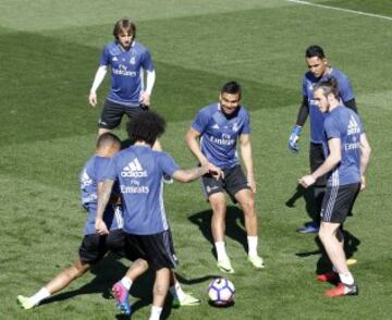Gran ambiente entre los jugadores del Real Madrid durante el entrenamiento.