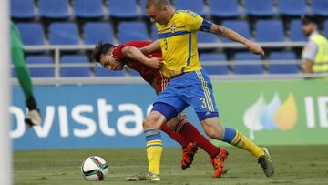 Lindelof pelea con Munir en un partido clasificatorio para la Eurocopa 2017.