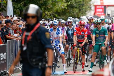 El pelotón en la salida de la duodécima etapa de la Vuelta.
