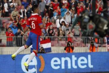 El primer amistoso de Chile post Copa América fue ante Paraguay. La Roja ganó ese duelo por 3-2 con dos tantos de Felipe Gutiérrez y uno de Alexis Sánchez. 