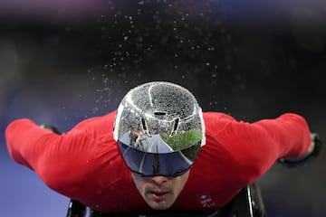 Marcel Hug compite en la primera ronda de los 5000 m masculinos - T54, serie 1.