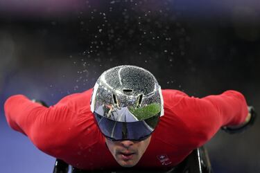 Marcel Hug compite en la primera ronda de los 5000 m masculinos - T54, serie 1.