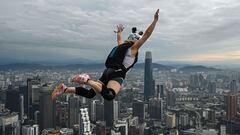 Impresionantes imágenes del Salto Internacional de la Torre en Kuala Lumpur