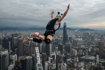 Alix King de Estado Unidos salta desde la plataforma abierta de 300 metros de altura de la emblemática Torre Kuala Lumpur de Malasia durante el Salto Internacional de la Torre en Kuala Lumpur.