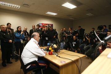 Un día después de haber perdido ante Suiza y mientras los jugadores tenían permiso para tener una mañana de descanso, el seleccionador Vicente del Bosque, daba una rueda de prensa para dar las pertinentes explicaciones de una manera más pausada. Uno de los temas fue las críticas de Luis Aragonés, el anterior seleccionador, al estilo con el que jugó la Selección. Luis solicitó un par de cambios tácticos, a lo que Del Bosque respondió: “No vamos a dar bandazos, debemos ser estables. Nadie ha tirado más a puerta que España en este comienzo. Estamos fastidiados, pero tenemos que levantarnos”.