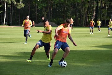 La práctica tuvo un periodo de fútbol con la participación incluso de los arqueros, como se puede apreciar a Camilo Vargas. En acción: James Rodríguez ante la marca de Wilmar Barrios.