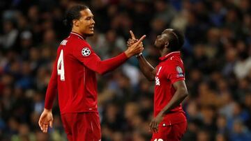 Van Dijk y Mané celebran un gol con el Liverpool.