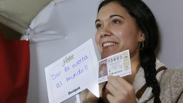 GRA295. MADRID, 21/12/2016.- Una joven participa en el "Suertudo", el sorteo que la firma de moda Desigual celebrará mañana 22 de diciembre a las 14 horas, justo después de que finalice el sorteo extraordinario de Navidad, para dar una segunda oportunidad a los décimos de lotería no premiados. EFE/Víctor Lerena