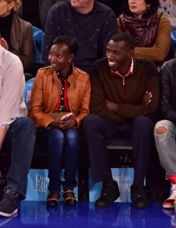 Los ganadores del maratón de Nueva York, Mary Keitany y Stanley Biwott en el partido San Antonio Spurs-New York Knicks.