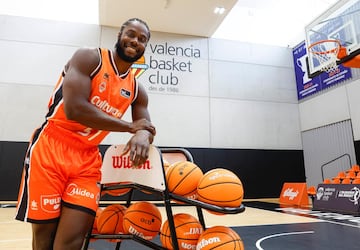 Semi Ojeleye posa para AS antes de empezar la temporada.