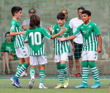 Tala, en el centro de la imagen, tras marcar un gol con el Betis en LaLiga Promises 2022.