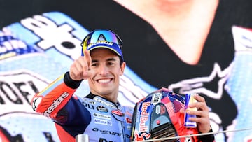 Marc Márquez celebra en el podio su segunda posición en el GP Solidario de Barcelona de MotoGP.