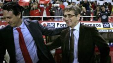 El entrenador del Sevilla FC, Unai Emery, y el entranador del Deportivo de La Coru&ntilde;a, Fernando V&aacute;zquez, se  saludan antes del inicio del partido de liga que ambos conjuntos disputan esta noche en el estadio S&aacute;nchez Pizju&aacute;n de Sevilla.  