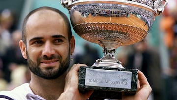 Andr&eacute; Agassi posa con el trofeo de Roland Garros de 1999.