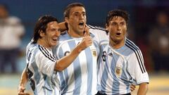 Crespo, Messi y Zanetti celebran un gol durante un partido con Argentina.
