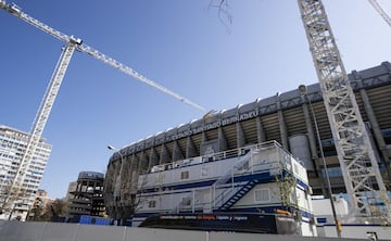 El conjunto blanco sigue dando forma a la remodelación del Santiago Bernabéu. El Estado de Alarma decretado por el Gobierno no ha paralizado las obras.