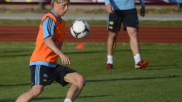 El delantero español controla un balón en el entrenamiento de España en Polonia.