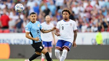 Kansas City (United States), 01/07/2024.- Maximiliano Araujo of Uruguay (L) and Weston McKennie of the United States in action during a CONMEBOL Copa America group C soccer match in Kansas City, Missouri, USA, 01 July 2024. (Estados Unidos) EFE/EPA/WILLIAM PURNELL
