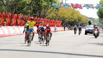 Llegada al esprint en el Tour de Vietnam.