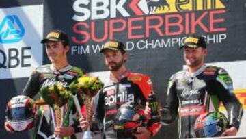 Sylvain Guintoli (en el centro), es el primer líder del Mundial de Superbike. En la imagen, en el podio de la segunda carrera junto a Loris Baz (izquierda) y Tom Sykes.