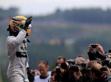 Hamilton celebra su pole ante la prensa.