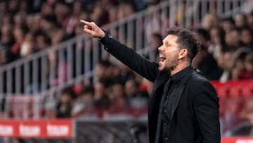 El técnico argentino del Atlético de Madrid, Diego Pablo Simeone, durante el encuentro correspondiente a la jornada 25 de primera división que disputan hoy lunes frente al Girona en el estadio municipal de Montilivi, en la capital gerundense.