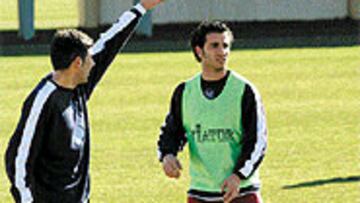 <B>PRESENTÓ A JANDRO</B>. El centrocampista, que llega cedido del Celta y ya se entrenó, señaló: "Aunque Lotina no quería que me fuera, yo quiero jugar. Ya conocía a César Ferrando de mi etapa en el Valencia B".
