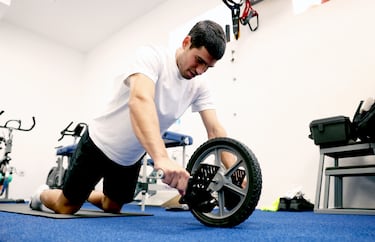 Carlos Alcaraz en el gimnasio realizando ejercicios de core durante su preparación para el Abierto de Australia 2026.