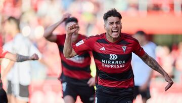 Carlos Martín celebra el tanto de la victoria ante el Burgos.