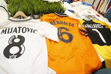 Camisetas con las que jugaron Mijatovic, Mendieta y Cañizares.