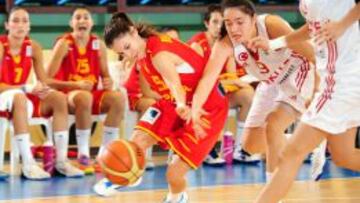 Yaiza Rodríguez puja por un balón con Sehernaz Cidal.