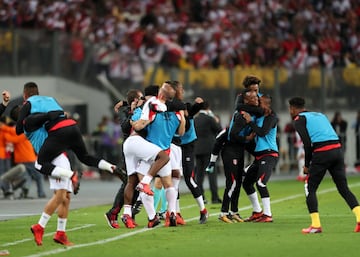 PER10. LIMA (PERÚ), 15/11/2017.- Los jugadores de Perú celebran el primer gol del compromiso hoy, miércoles 15 de noviembre de 2017, durante el partido de vuelta de la repesca para el Mundial de Rusia 2018 disputado entre Nueva Zelanda y Perú en el Estadio Nacional de Lima (Perú). EFE/Ernesto Arias