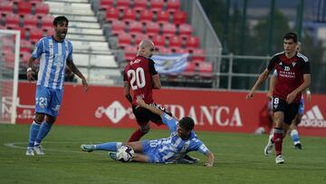 Oriol Rey trata de arrebatar el balón a Febas en el partido ante el Málaga