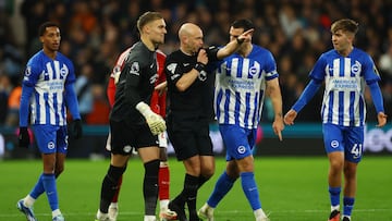 Soccer Football - Premier League - Nottingham Forest v Brighton & Hove Albion - The City Ground, Nottingham, Britain - November 25, 2023 Referee Anthony Taylor awards Nottingham Forest a penalty Action Images via Reuters/Matthew Childs NO USE WITH UNAUTHORIZED AUDIO, VIDEO, DATA, FIXTURE LISTS, CLUB/LEAGUE LOGOS OR 'LIVE' SERVICES. ONLINE IN-MATCH USE LIMITED TO 45 IMAGES, NO VIDEO EMULATION. NO USE IN BETTING, GAMES OR SINGLE CLUB/LEAGUE/PLAYER PUBLICATIONS.