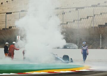 El monoplaza del piloto español se ha roto durante los test realizados esta mañana en el circuito de Montmeló. Han tenido que salir los comisarios con los extintores.


