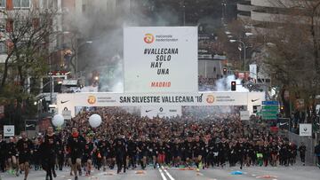 Numerosos corredores tras tomar la salida de la San Silvestre Vallecana Popular de 2018.