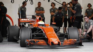 Oliver Turvey pilota el McLaren en el test de Bahréin.