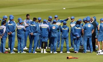 Pakistan coach Mickey Arthur talks during a team meeting.