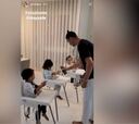 ¡Cristiano enseña! Así le lava las manos a sus hijos antes de comer