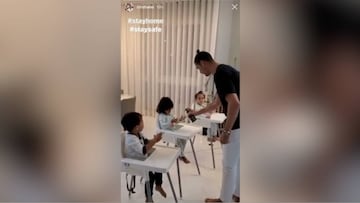 ¡Cristiano enseña! Así le lava las manos a sus hijos antes de comer