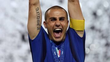 Fabio Cannavaro con el trofeo del Mundial 2006.