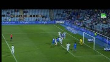 Imagen de Ghilas, en el primer palo, habilitando la posición de Lafita, en el segundo.