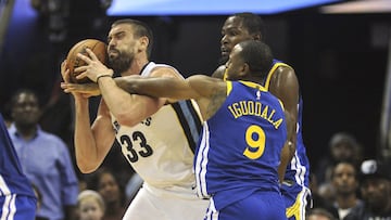 Marc Gasol recibe el bal&oacute;n rodeado por Andre Iguodala y Kevin Durant.