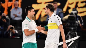 Novak Djokovic felicita a Medvedev en la final del Open de Australia.
