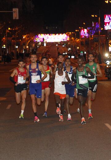 Miles de corredores despiden el año en Madrid en la 50 edición de la San Silvestre Vallecana.