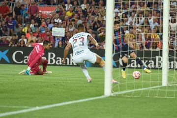 Lewnadowski marcó en el minuto 2 delante de su público en el Camp Nou.